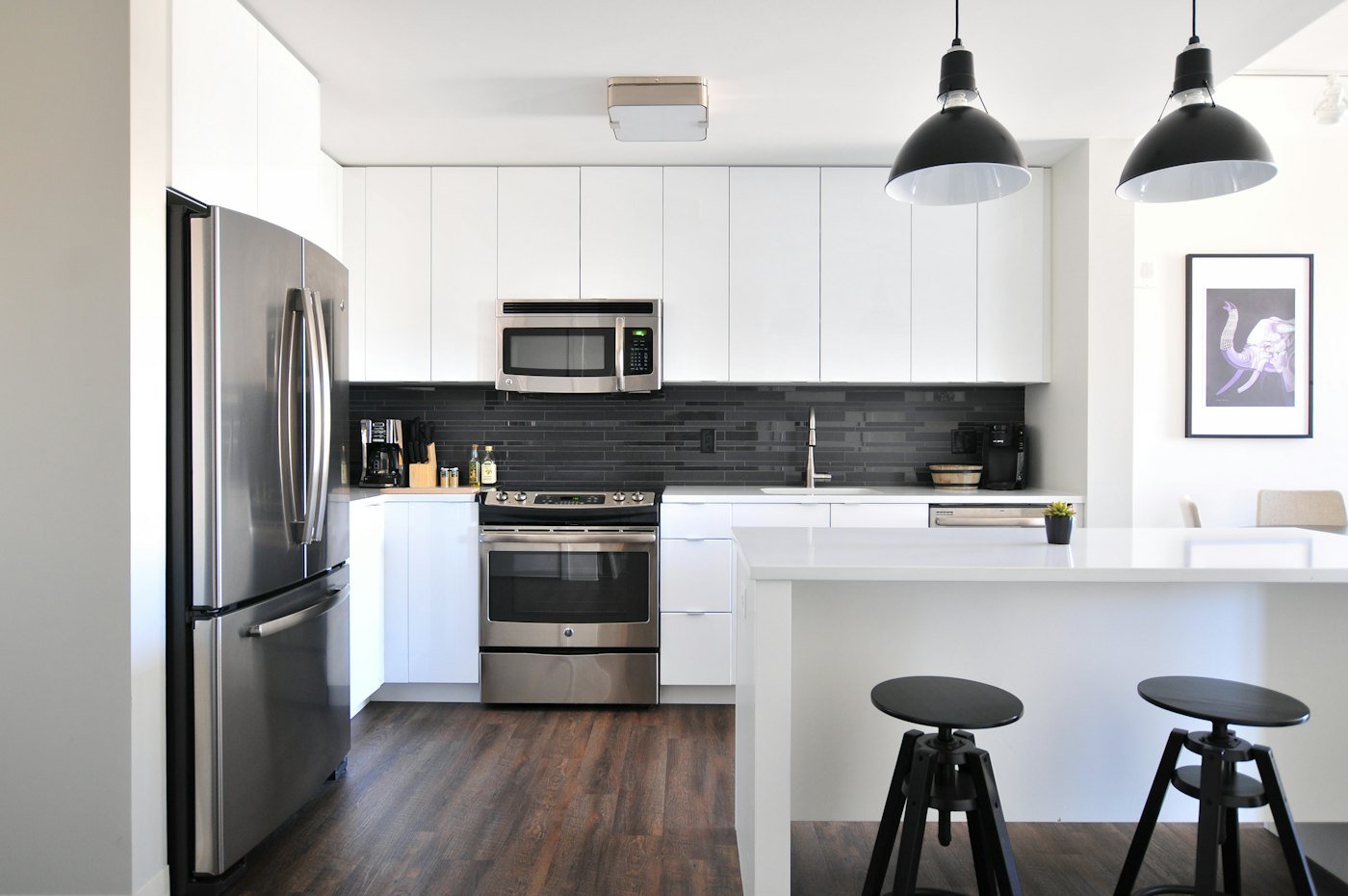 Cuisine blanche moderne avec îlot central