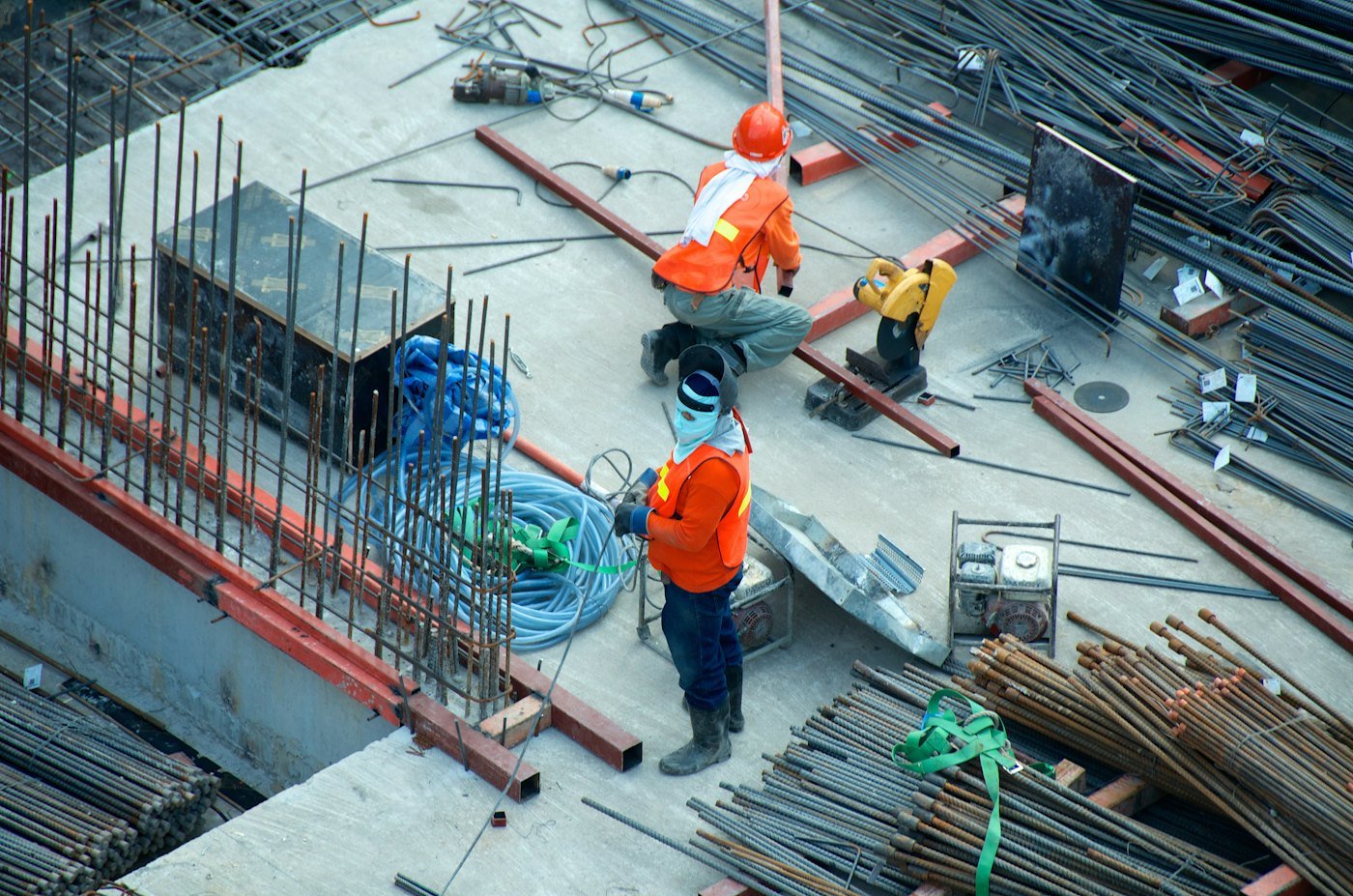 Ouvriers en tenue de sécurité travaillant sur un chantier de gros œuvre