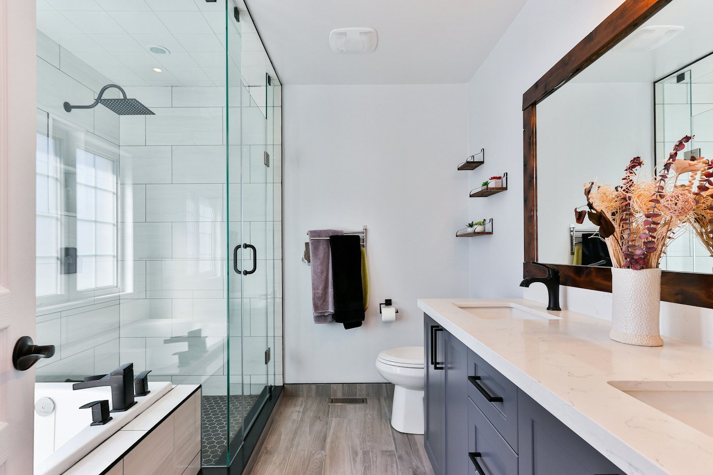 Salle de bain moderne avec douche à l'italienne vitrée et double vasque